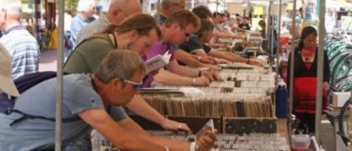 Grote markt met platen- en CD-beurs