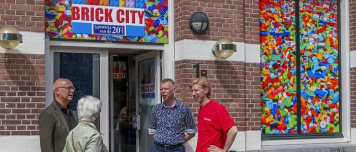 Wethouder onthult nieuw station in station 