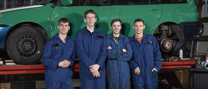 Studenten met auto naar Afrika