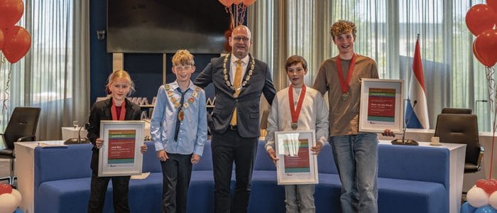 Burgemeester reikt de jeugdlintjes uit