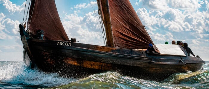 Varen met oude vissersschepen